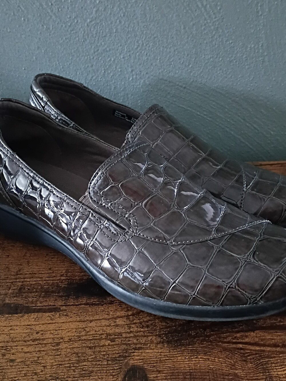 Clarks Soft Cushion Loafers 9.5M Brown Croc Embossed Slip On Comfort Shoes